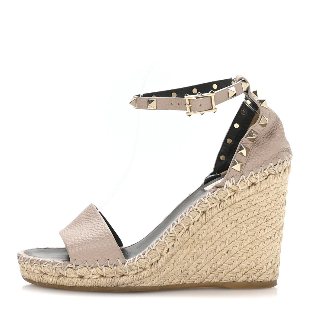 GRAINED CALFSKIN ROCKSTUD ANKLE STRAP ESPADRILLE /105MM WEDGE SANDALS ROSE QUARTZ NATURAL