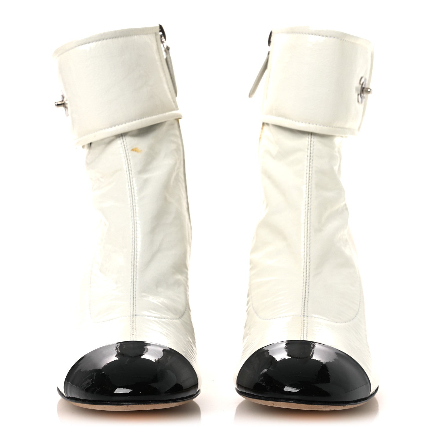 CRUMPLED PATENT CALFSKIN CAP TOE CC TURNLOCK ANKLE SHORT BOOTS IVORY BLACK