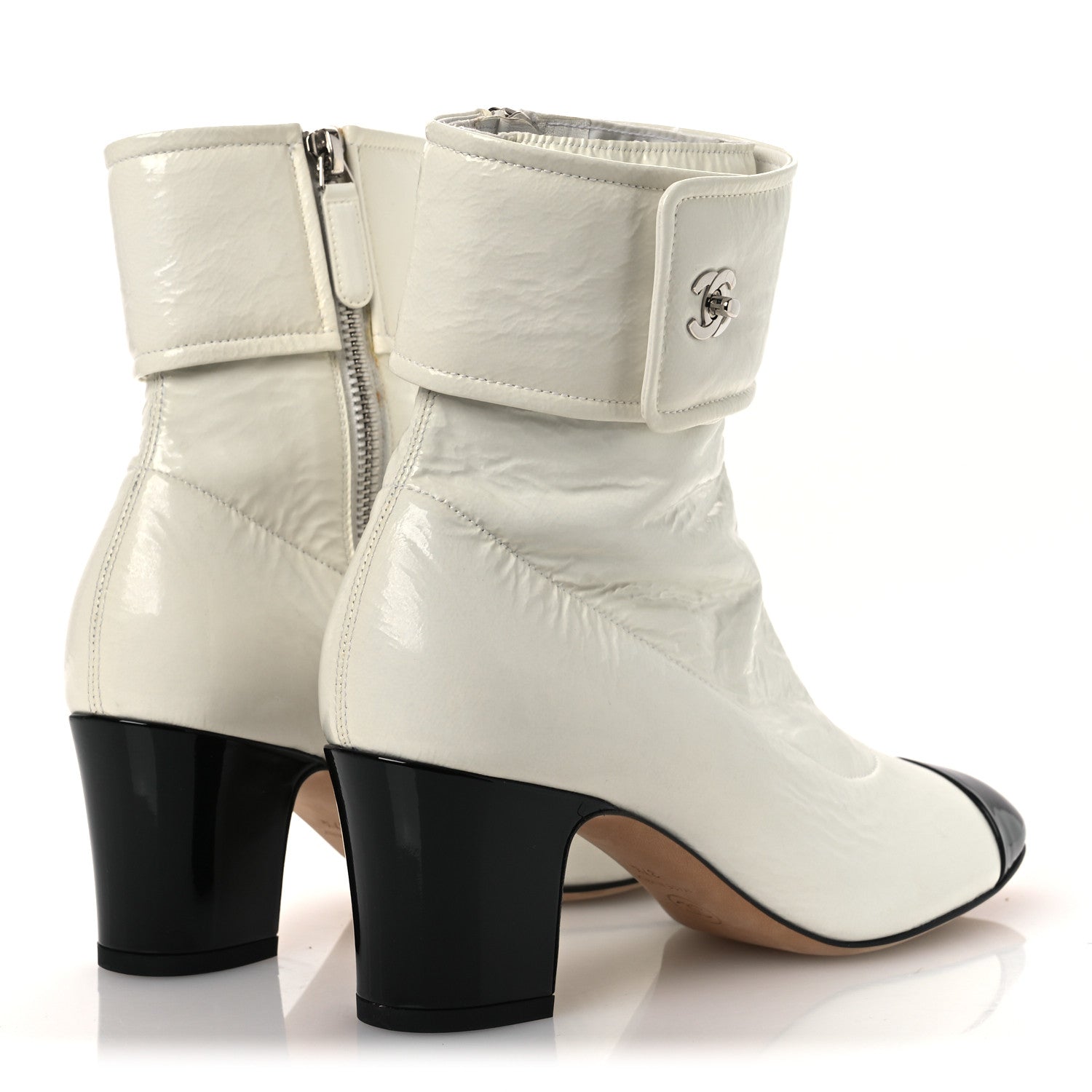 CRUMPLED PATENT CALFSKIN CAP TOE CC TURNLOCK ANKLE SHORT BOOTS IVORY BLACK