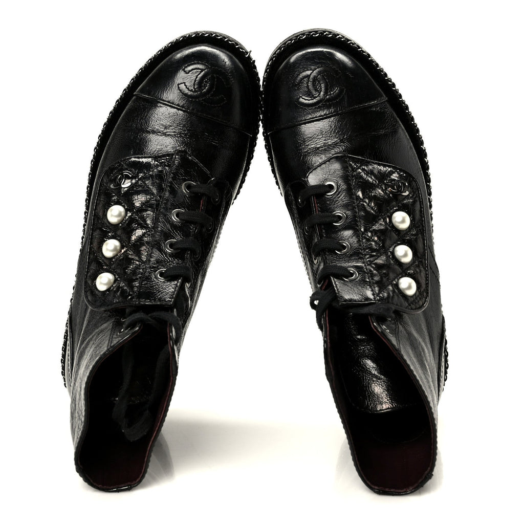 CRACKLED CALFSKIN VELVET PEARL COMBAT SHORT BOOTS BLACK