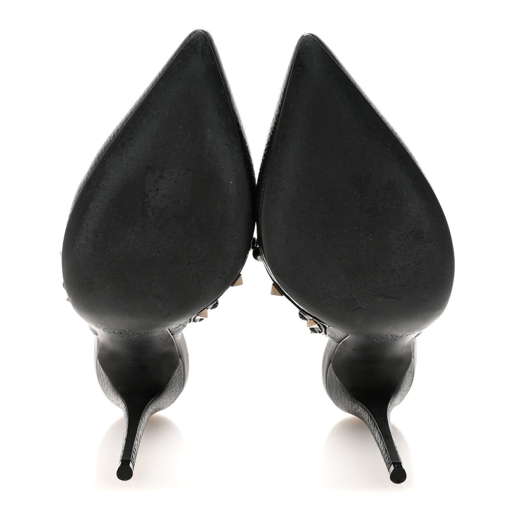 PEBBLED CALFSKIN ONYX ROCKSTUD ROLLING ANKLE STRAP 100MM PUMPS BLACK