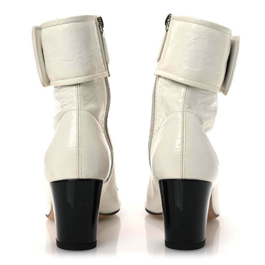 CRUMPLED PATENT CALFSKIN CAP TOE CC TURNLOCK ANKLE SHORT BOOTS IVORY BLACK