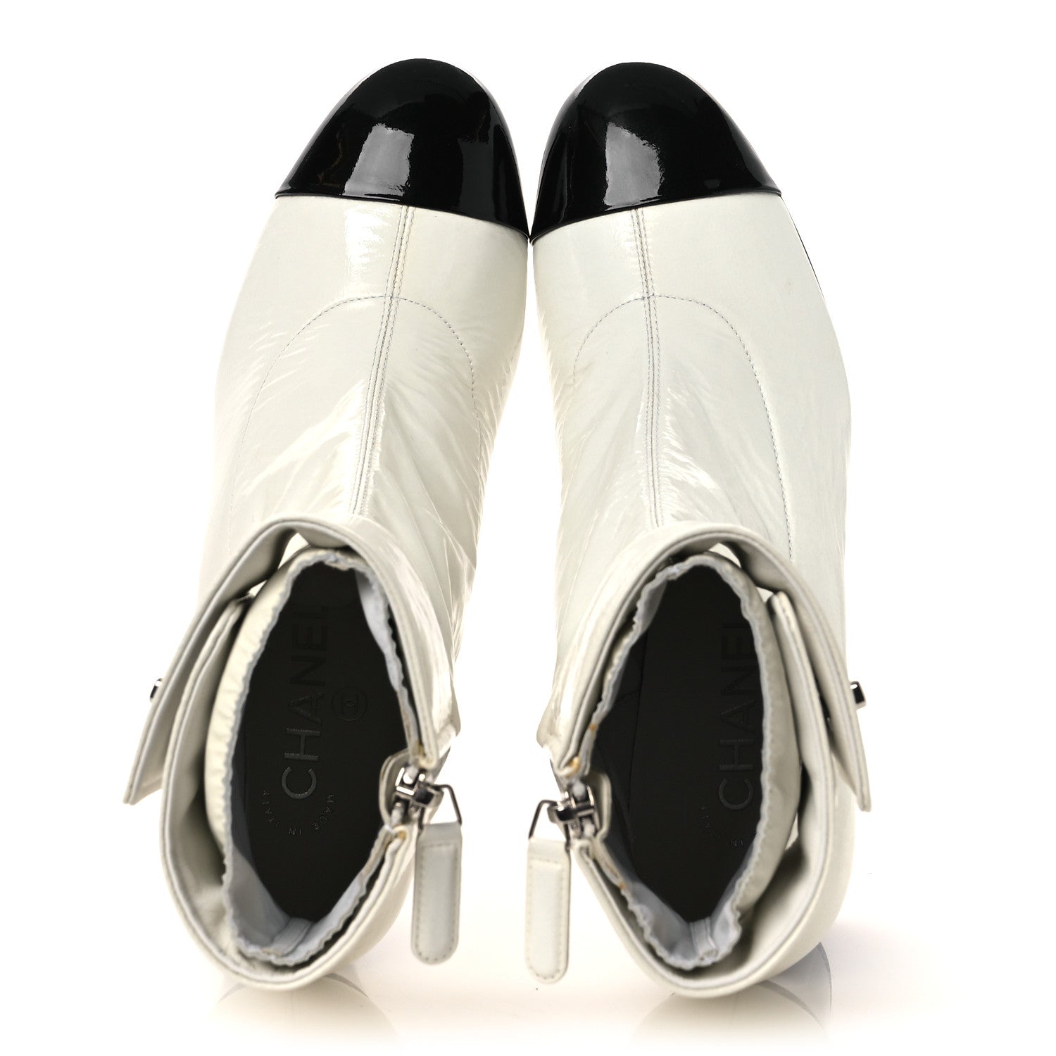 CRUMPLED PATENT CALFSKIN CAP TOE CC TURNLOCK ANKLE SHORT BOOTS IVORY BLACK