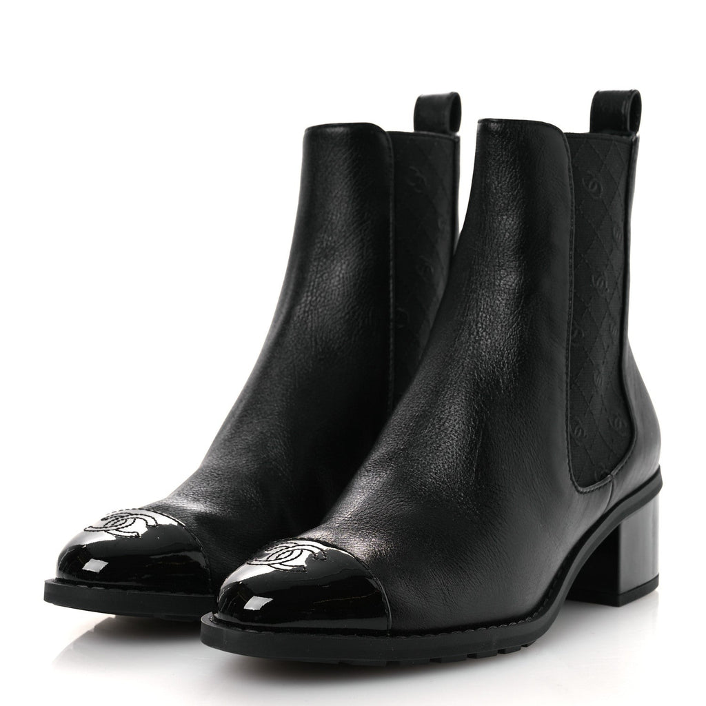 SHINY GRAINED CALFSKIN PATENT CAP TOE INTERLOCKING CC SHORT BOOTS BLACK