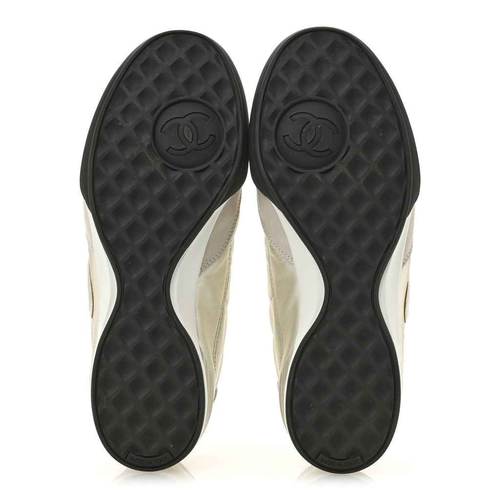 LAMINATED CALFSKIN SUEDE QUILTED WOMENS CC SNEAKERS SILVER WHITE GRAY